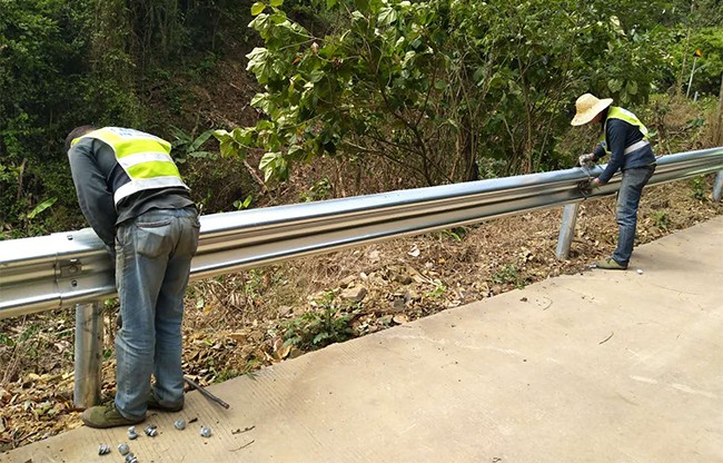 黄南高速公路护栏的定期维护与保养