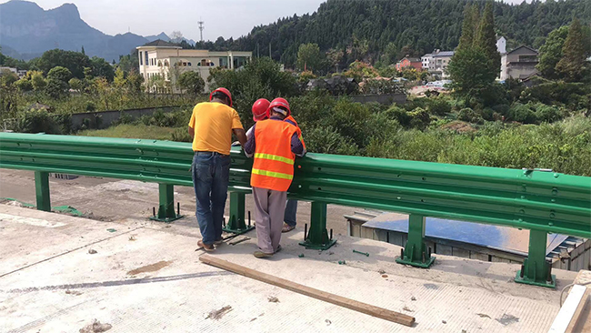 黄南高速公路护栏板的维护确保道路安全的关键环节
