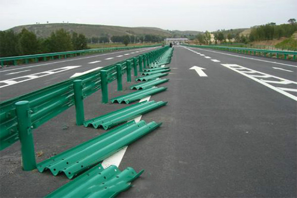 黄南波形护栏的维护与管理确保道路安全的关键步骤
